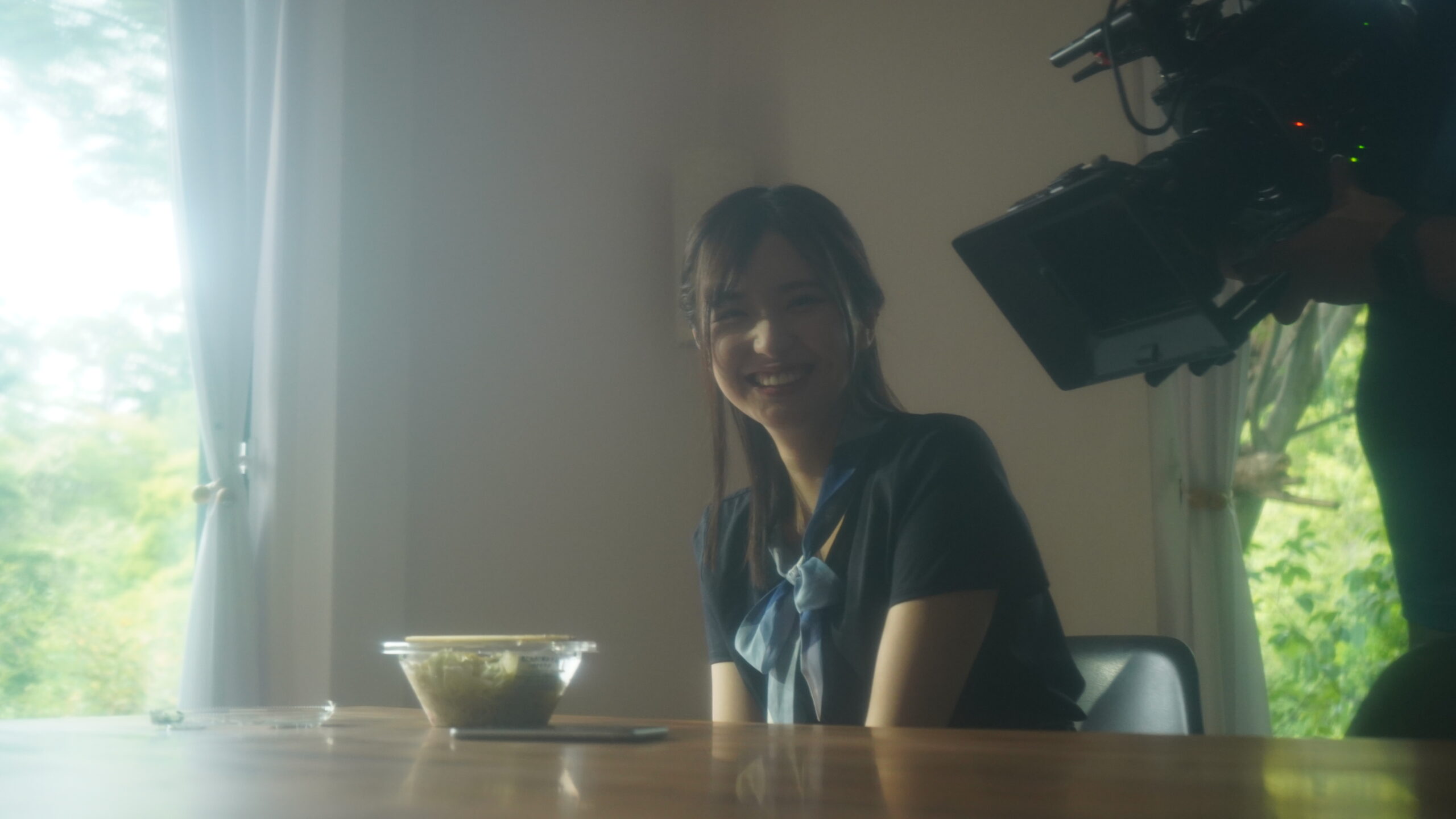 谷口彩菜 撮影中の笑顔