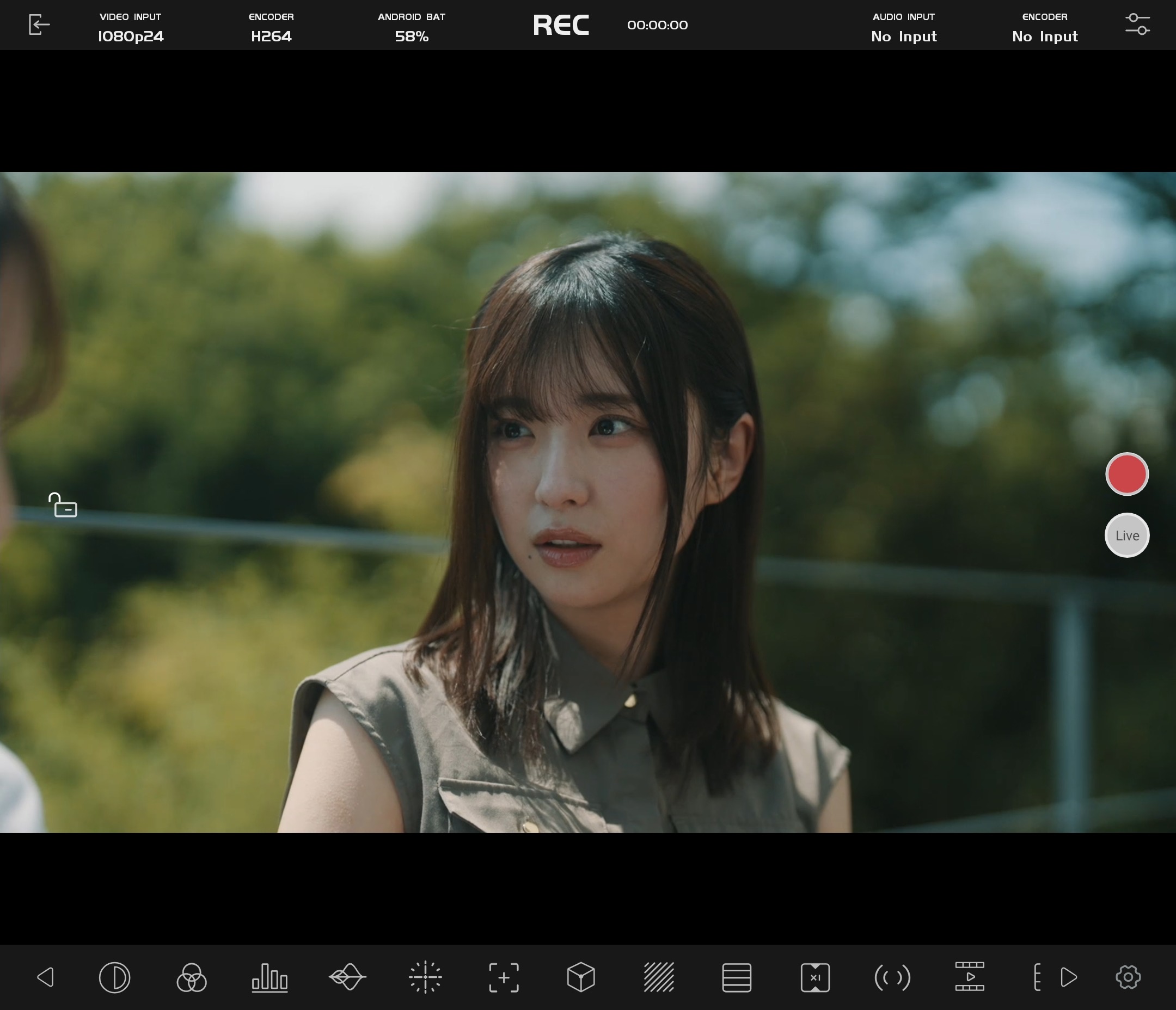 谷口彩菜 モニター越しカット